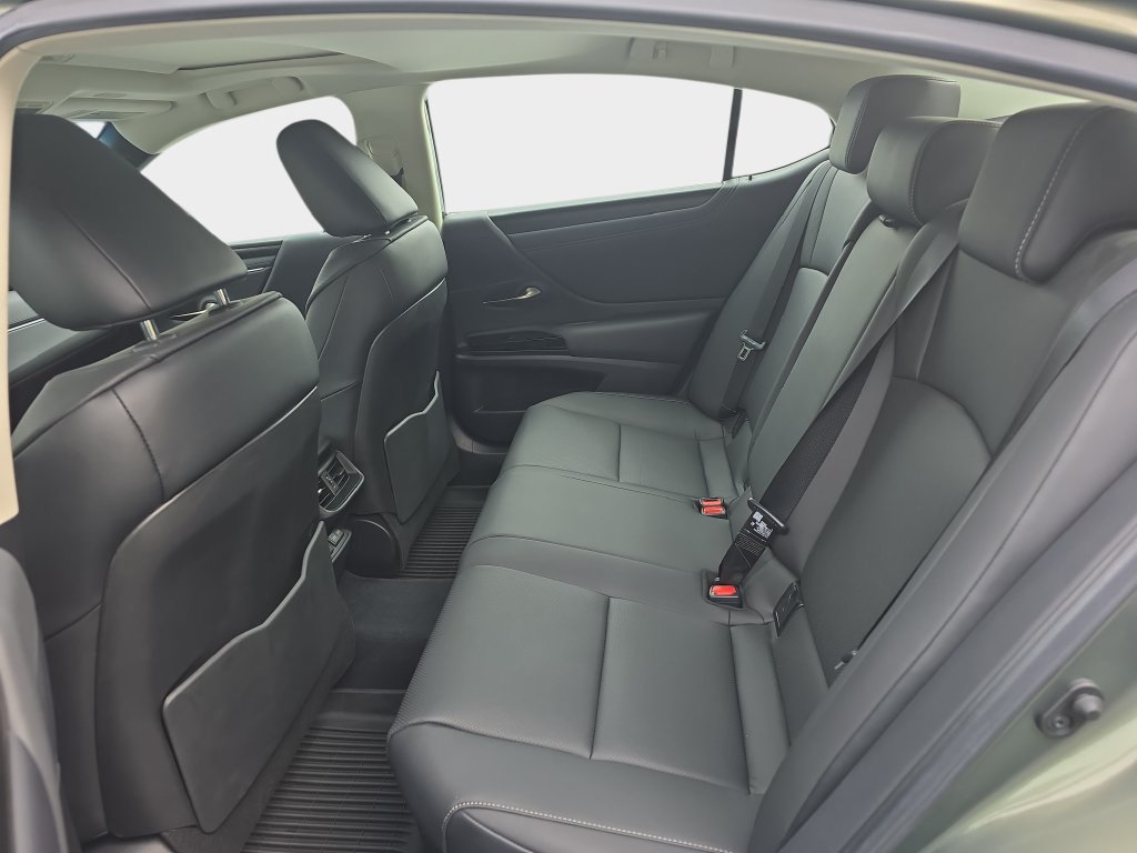 Used 2025 Lexus ES 300h w/ Premium Package FWD image 16