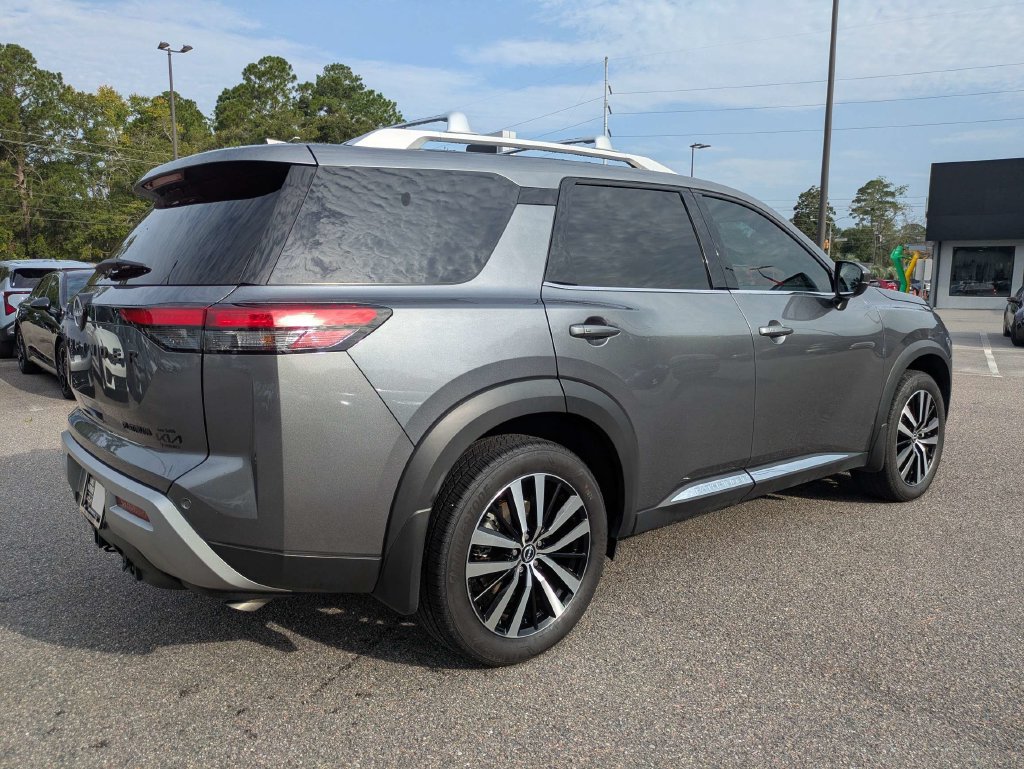 Used 2025 Nissan Pathfinder Platinum w/ Black Appearance Package FWD image 4