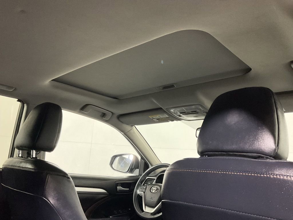 Used 2016 Toyota Highlander XLE image 2