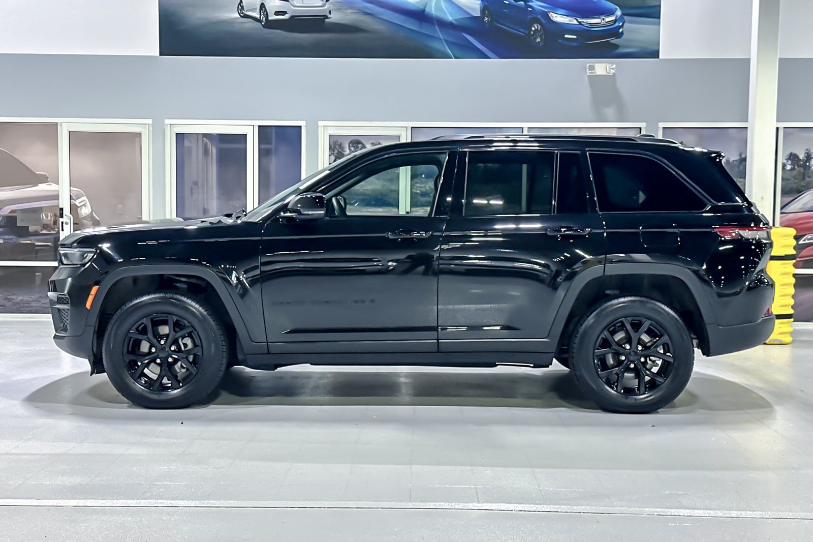 Used 2025 Jeep Grand Cherokee Altitude AWD/4WD image 2