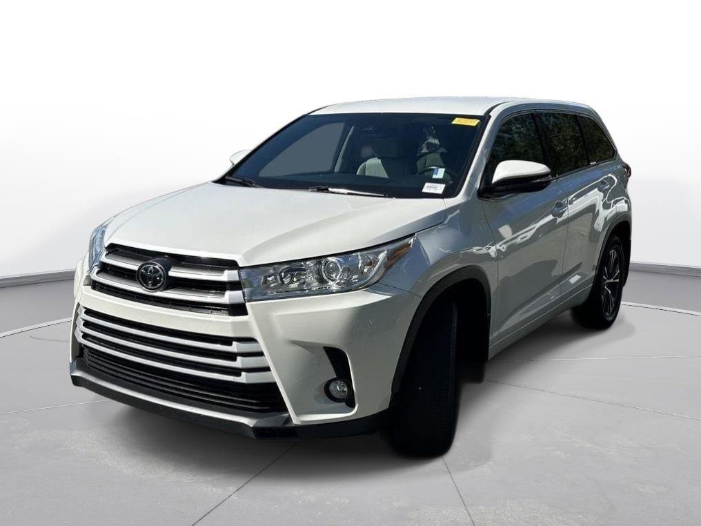 Used 2017 Toyota Highlander Plus AWD/4WD image 2