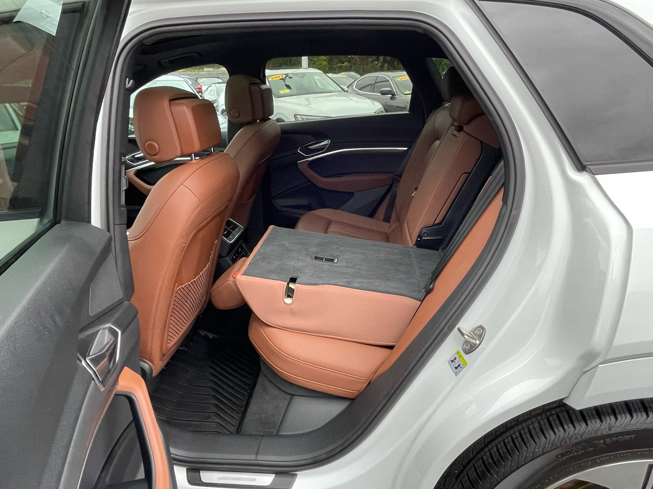 Used 2023 Audi e-tron Premium Plus w/ Premium Plus Package image 43