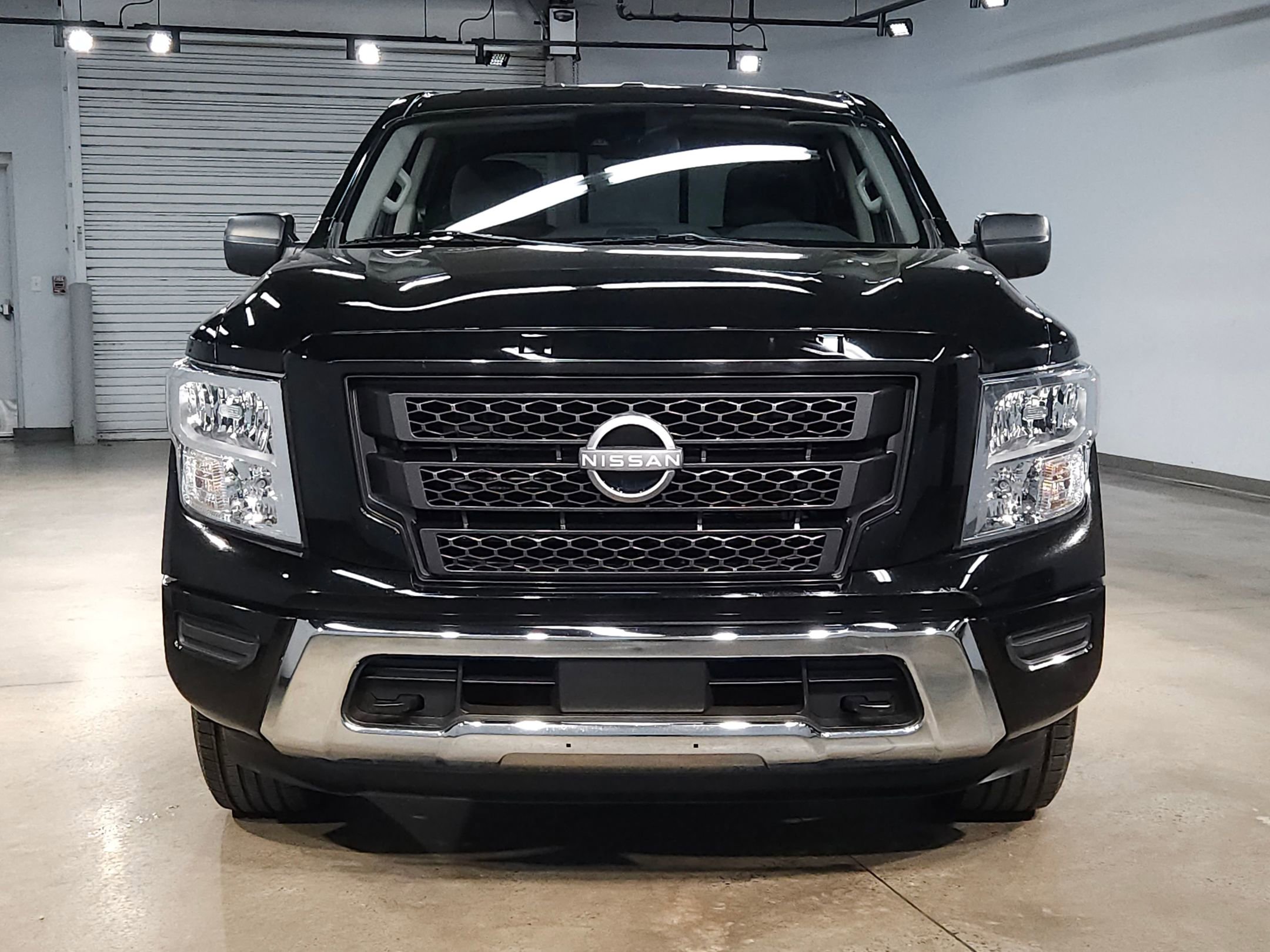 Used 2023 Nissan Titan SV image 2