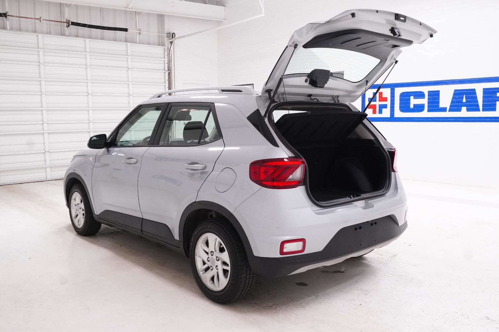Used 2020 Hyundai Venue SEL w/ Convenience Package FWD image 8
