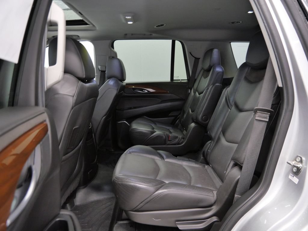 Used 2018 Cadillac Escalade Luxury AWD/4WD image 11
