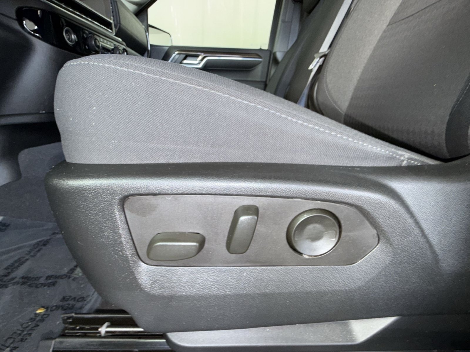 Used 2023 Chevrolet Silverado 1500 LT AWD/4WD image 14