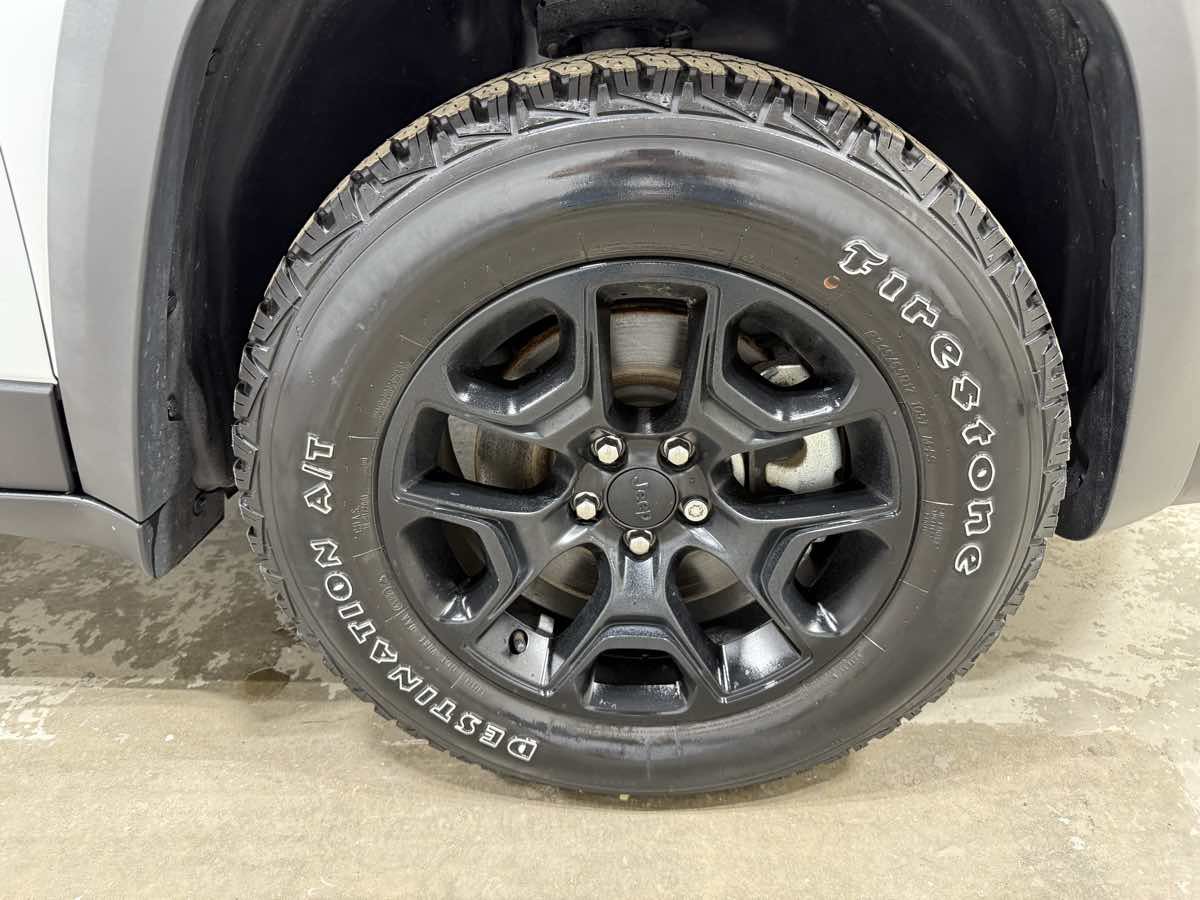 Used 2022 Jeep Cherokee Latitude w/ Sun & Sound Group AWD/4WD image 6