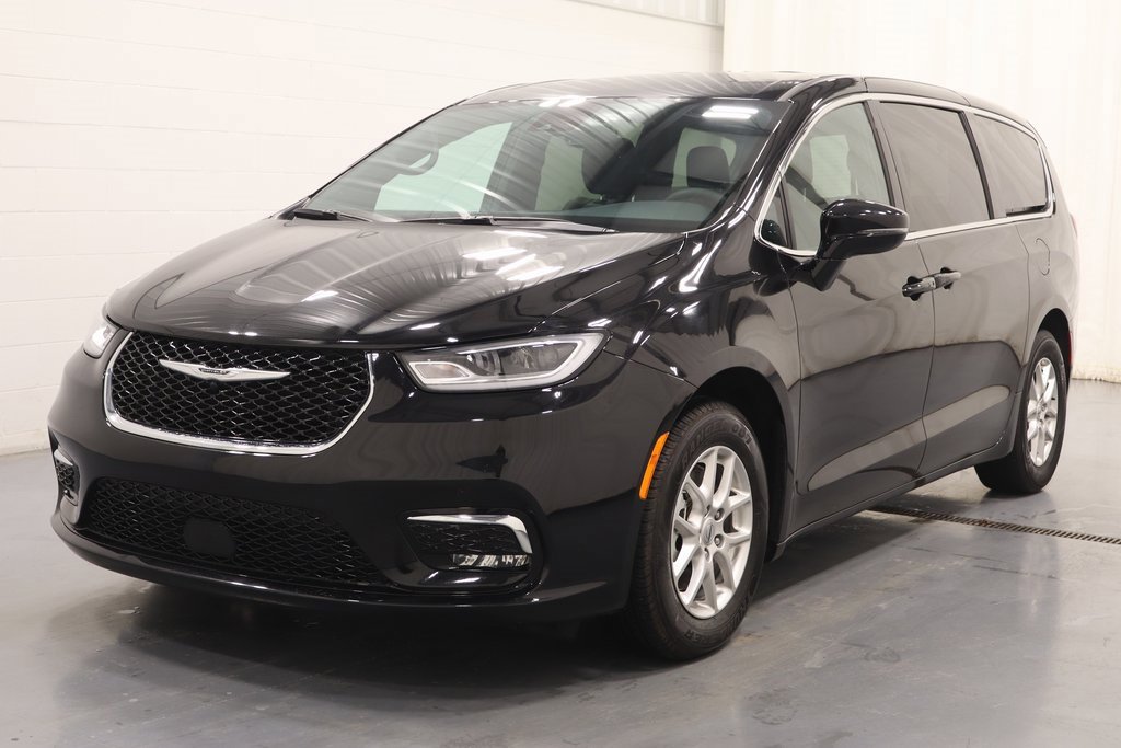 Used 2025 Chrysler Pacifica Select image 6