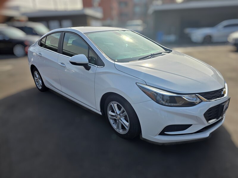 Used 2017 Chevrolet Cruze LT w/ Convenience Package FWD image 4