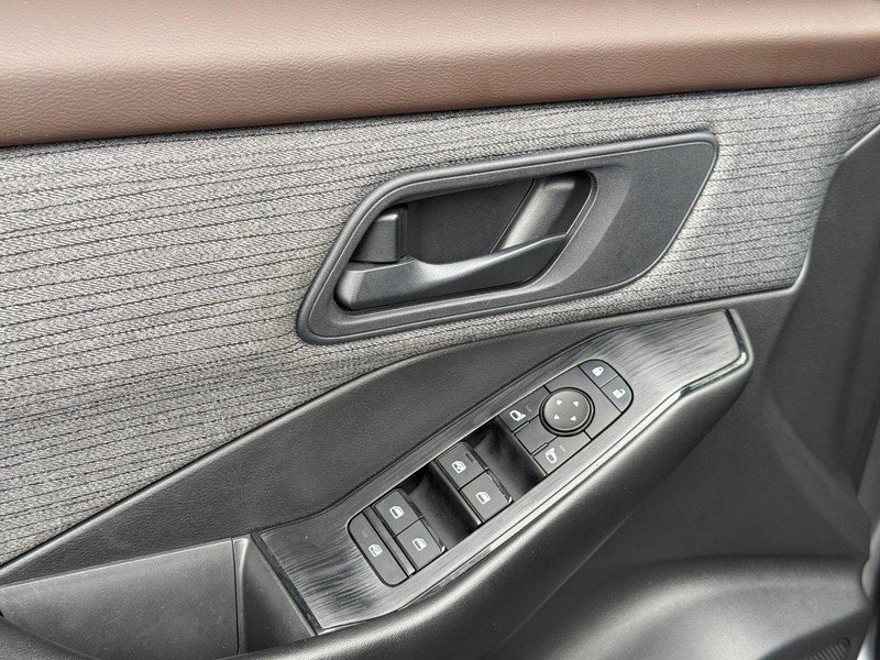 Used 2023 Nissan Rogue S AWD/4WD image 17