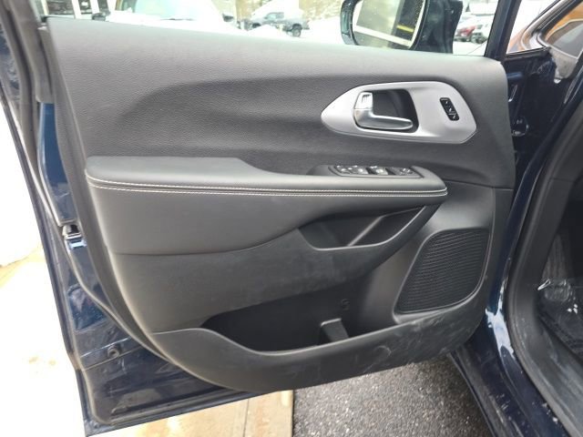 Certified 2024 Chrysler Pacifica Touring-L w/ S Appearance Package image 10