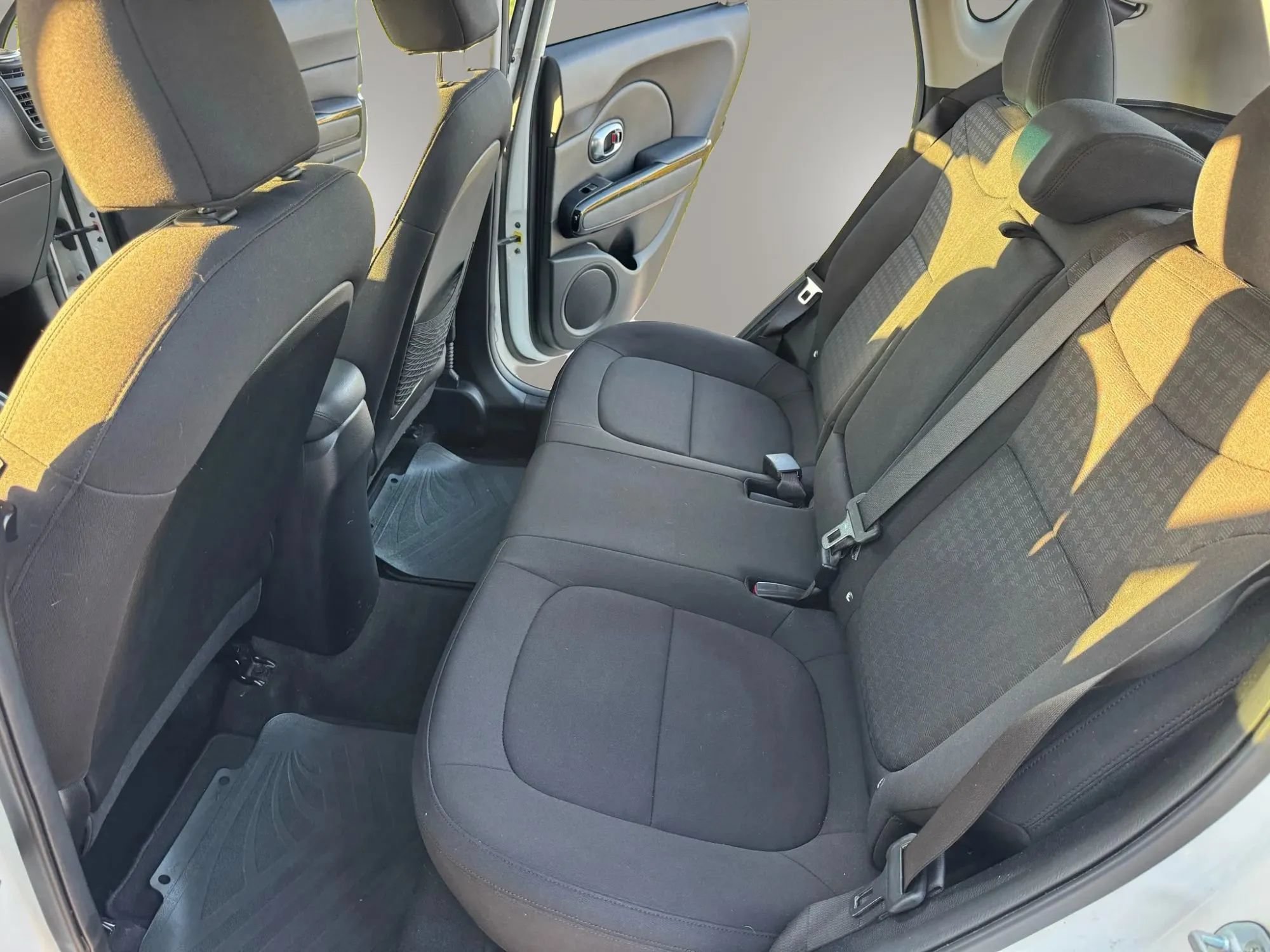 Used 2014 Kia Soul ! FWD image 11