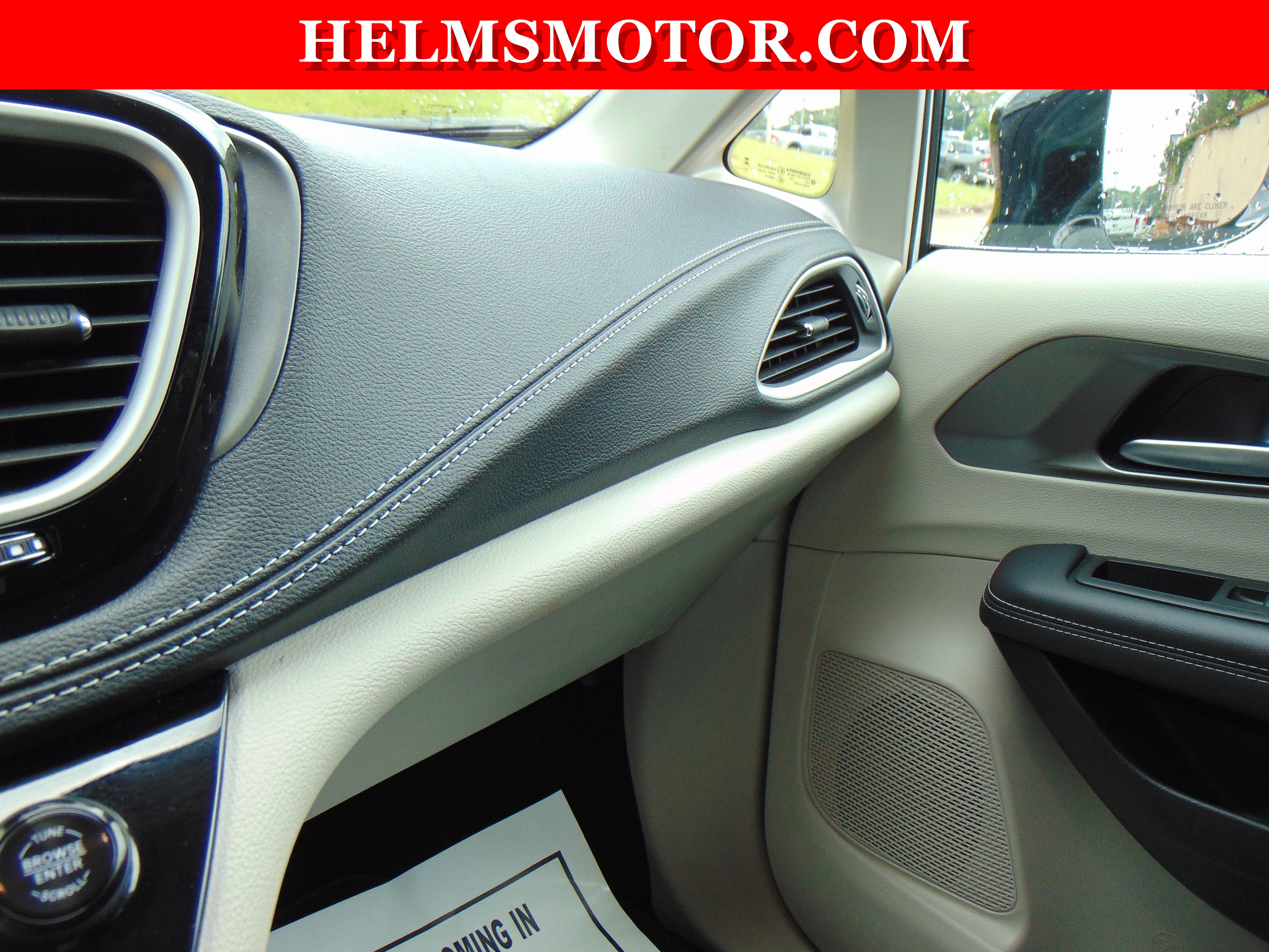 Used 2024 Chrysler Pacifica Touring-L image 32