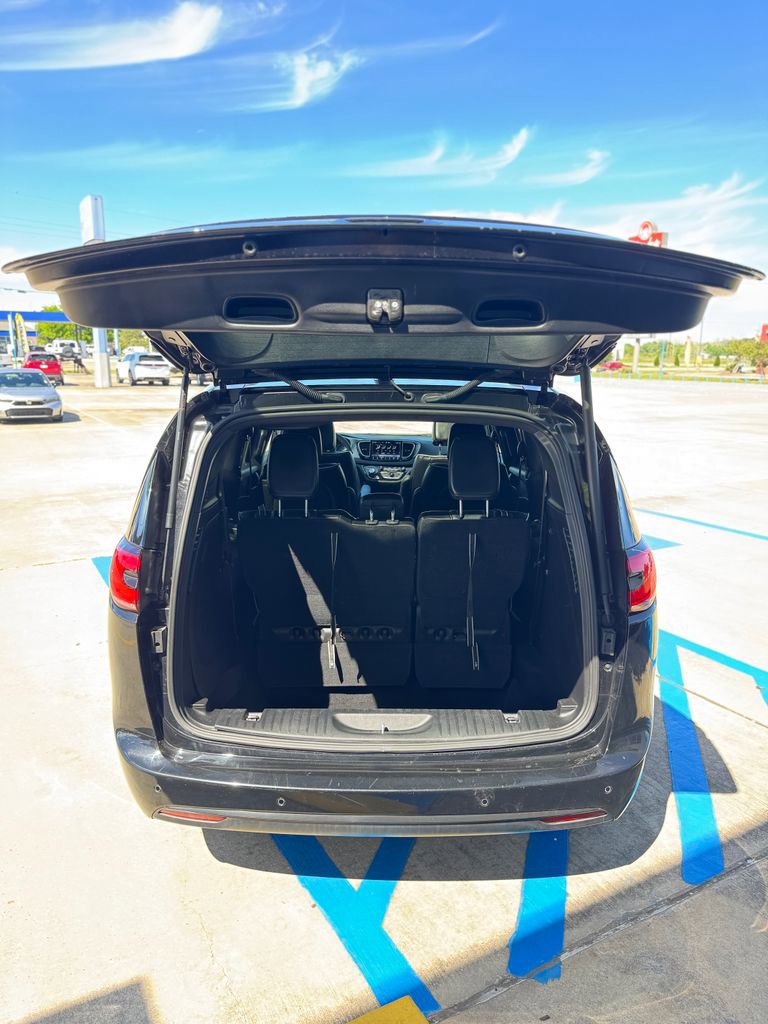 Used 2025 Chrysler Pacifica Limited image 7