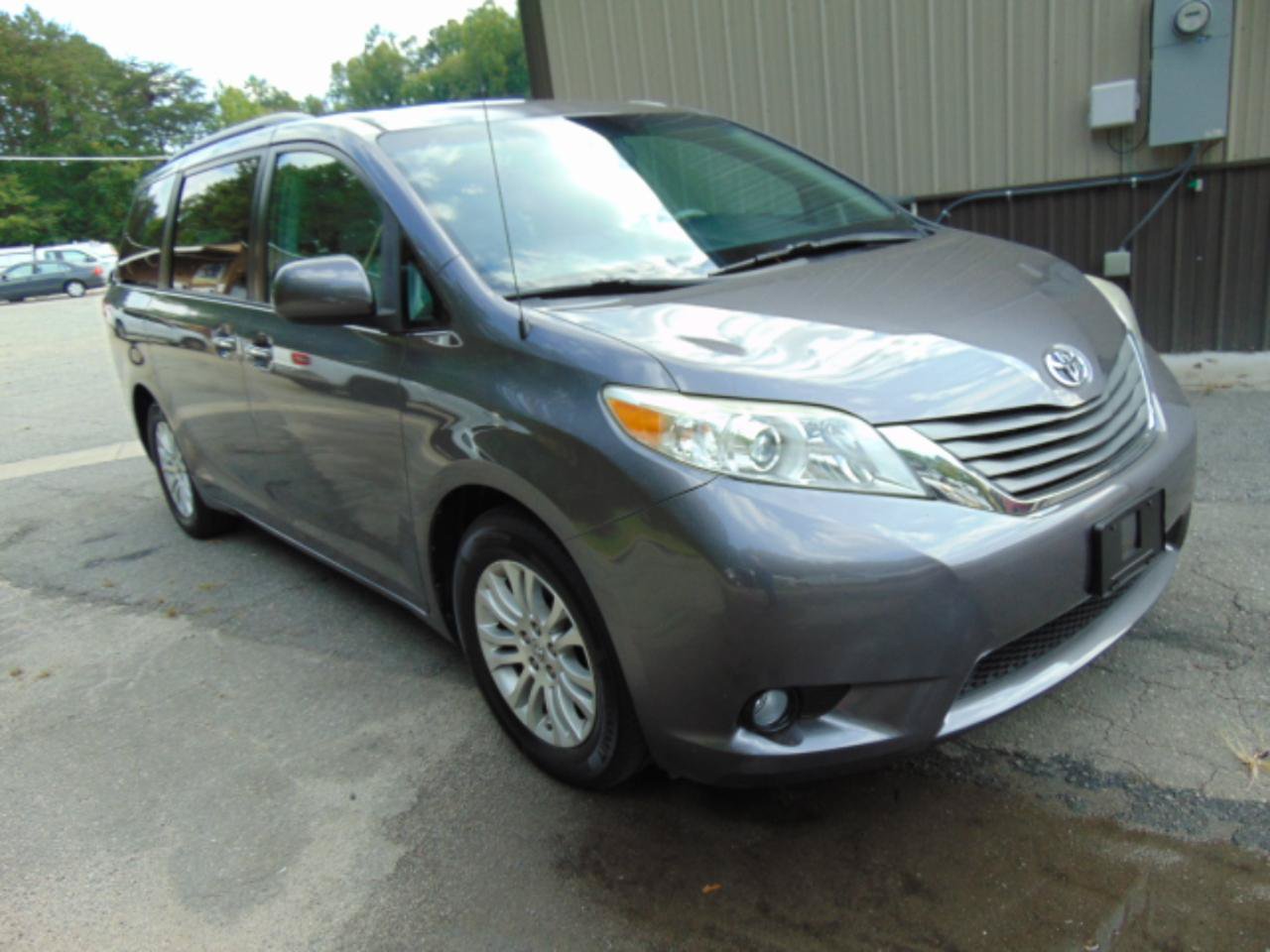 Used 2014 Toyota Sienna XLE w/ Entertainment Package FWD image 2