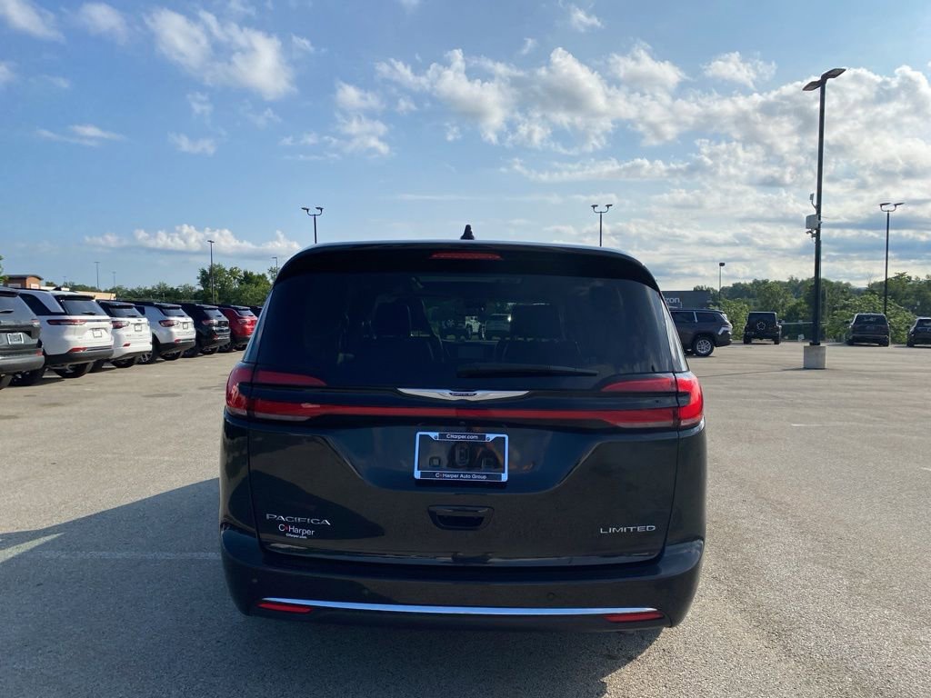 Used 2024 Chrysler Pacifica Limited image 3