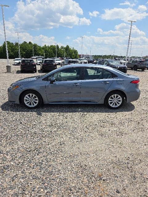 Used 2025 Toyota Corolla LE w/ LE Premium Package FWD image 2