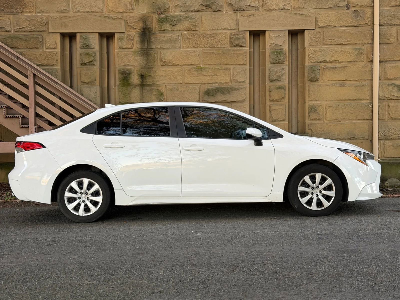 Used 2020 Toyota Corolla LE image 3