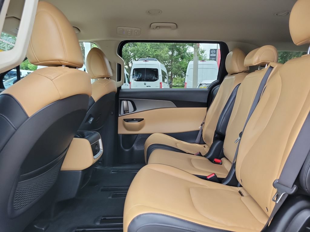 Used 2024 Kia Carnival LX FWD image 10