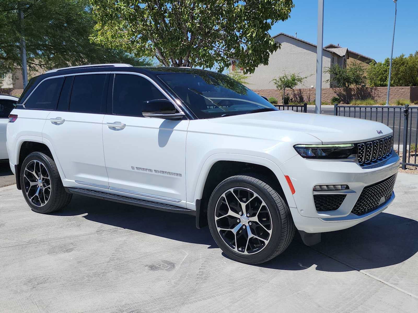 Used 2022 Jeep Grand Cherokee Summit AWD/4WD image 2