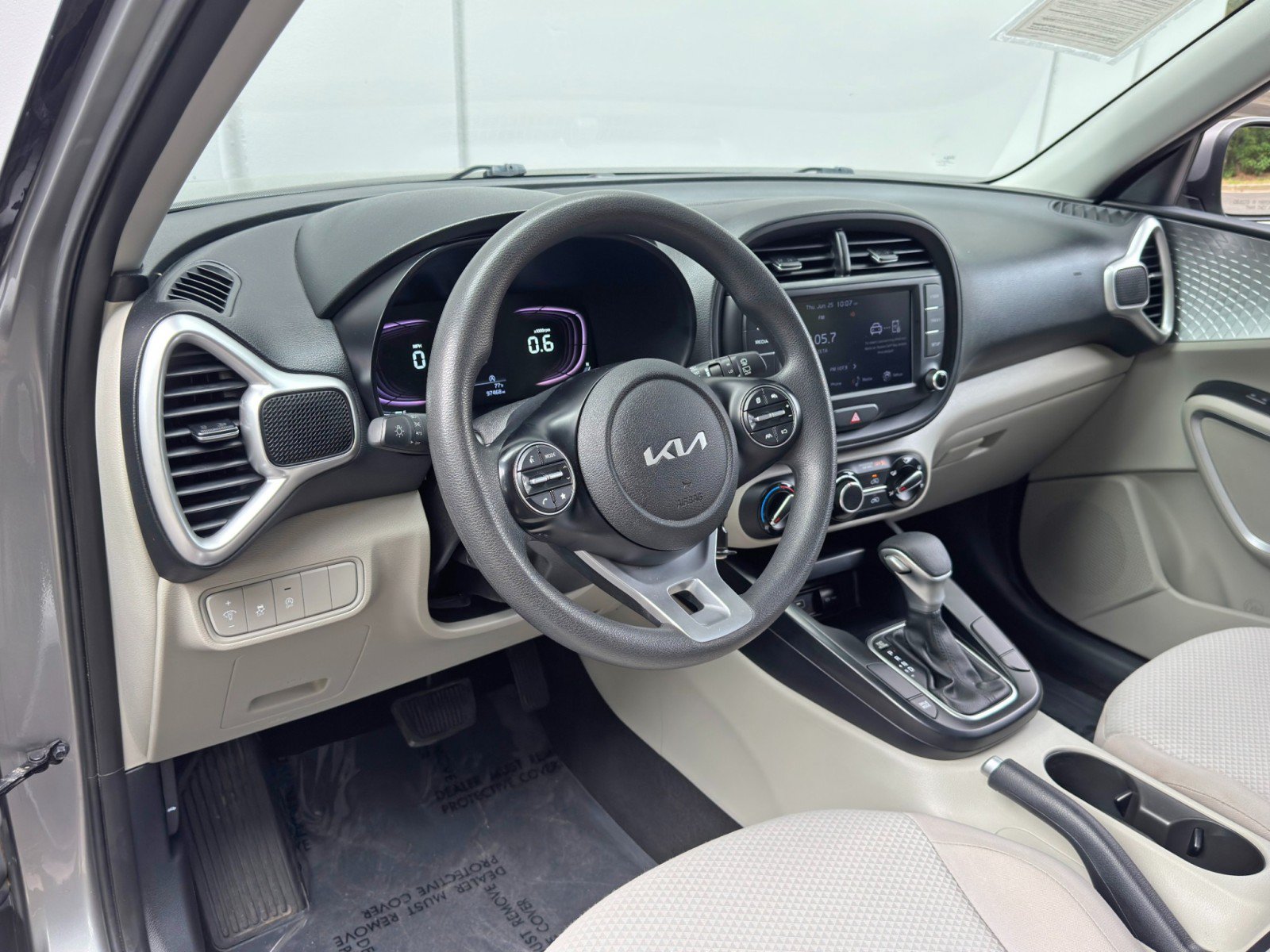 Used 2023 Kia Soul LX w/ LX Technology Package FWD image 12