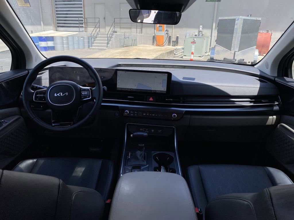 Used 2025 Kia Carnival image 2