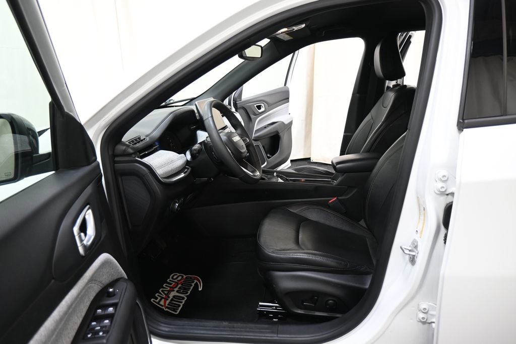 Used 2023 Jeep Compass Latitude image 11