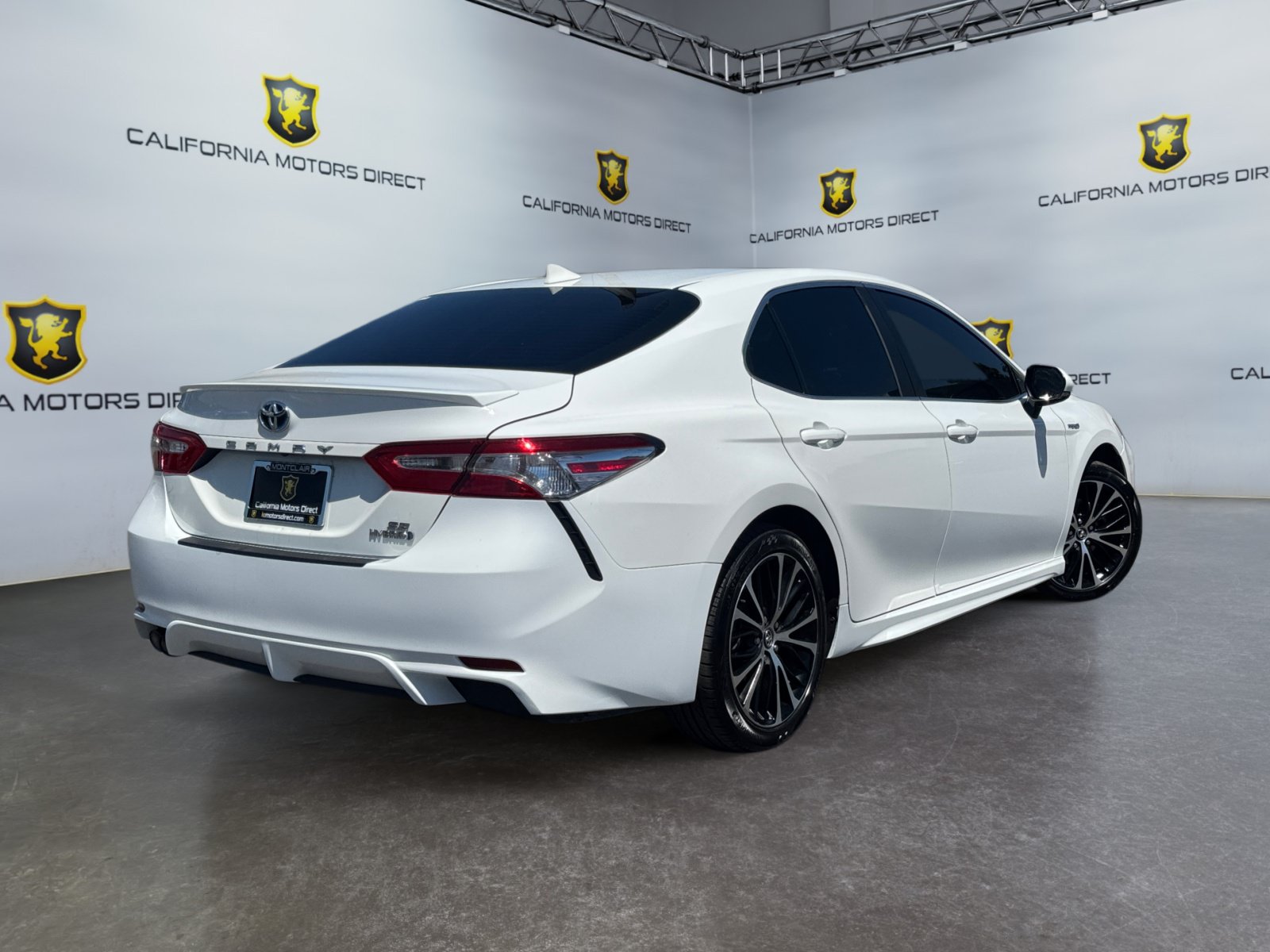 Used 2020 Toyota Camry SE w/ Sunroof Package FWD image 5
