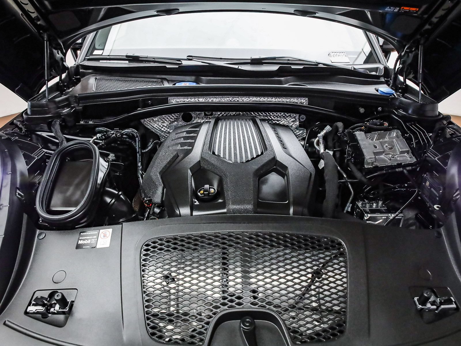 Certified 2026 Porsche Macan AWD/4WD image 27
