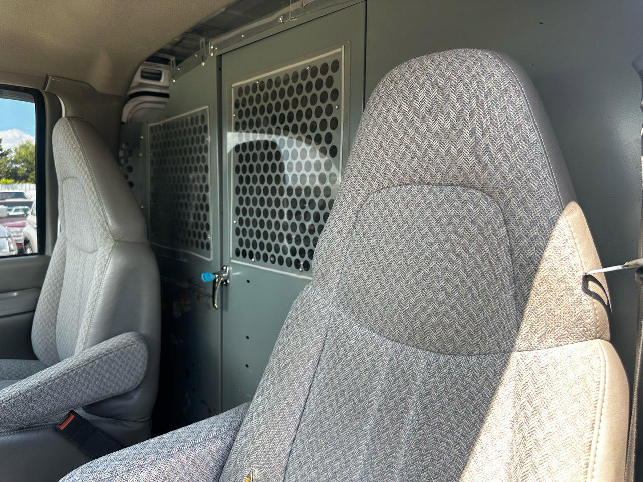 Used 2001 Chevrolet Express 1500 image 12