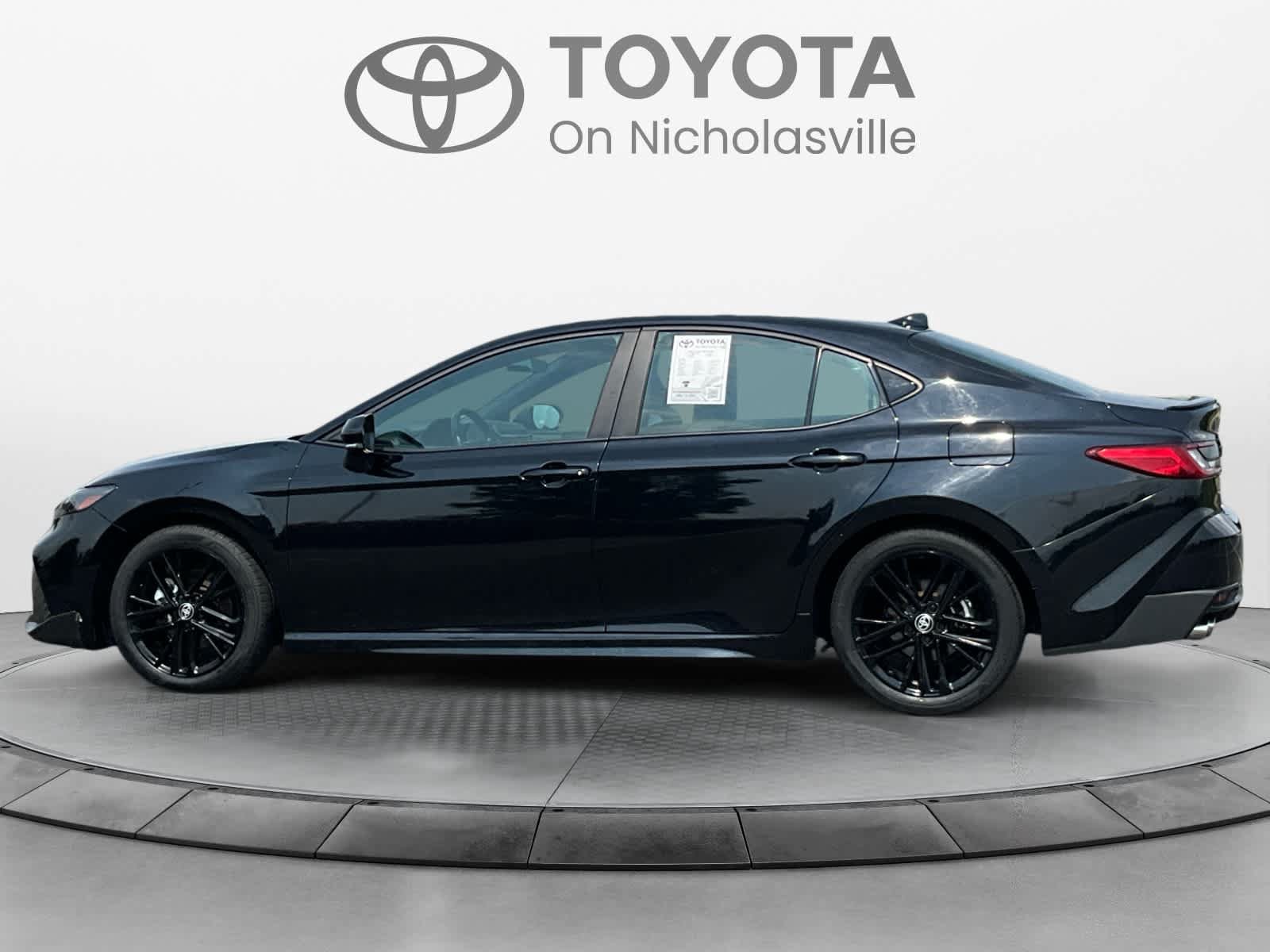 Used 2025 Toyota Camry SE FWD image 2