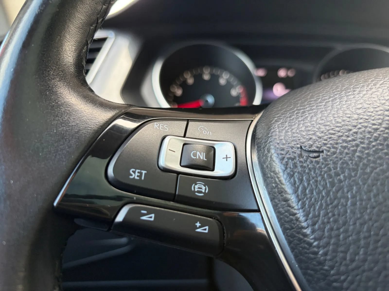 Used 2019 Volkswagen Tiguan SE w/ Panoramic Sunroof Package AWD/4WD image 32