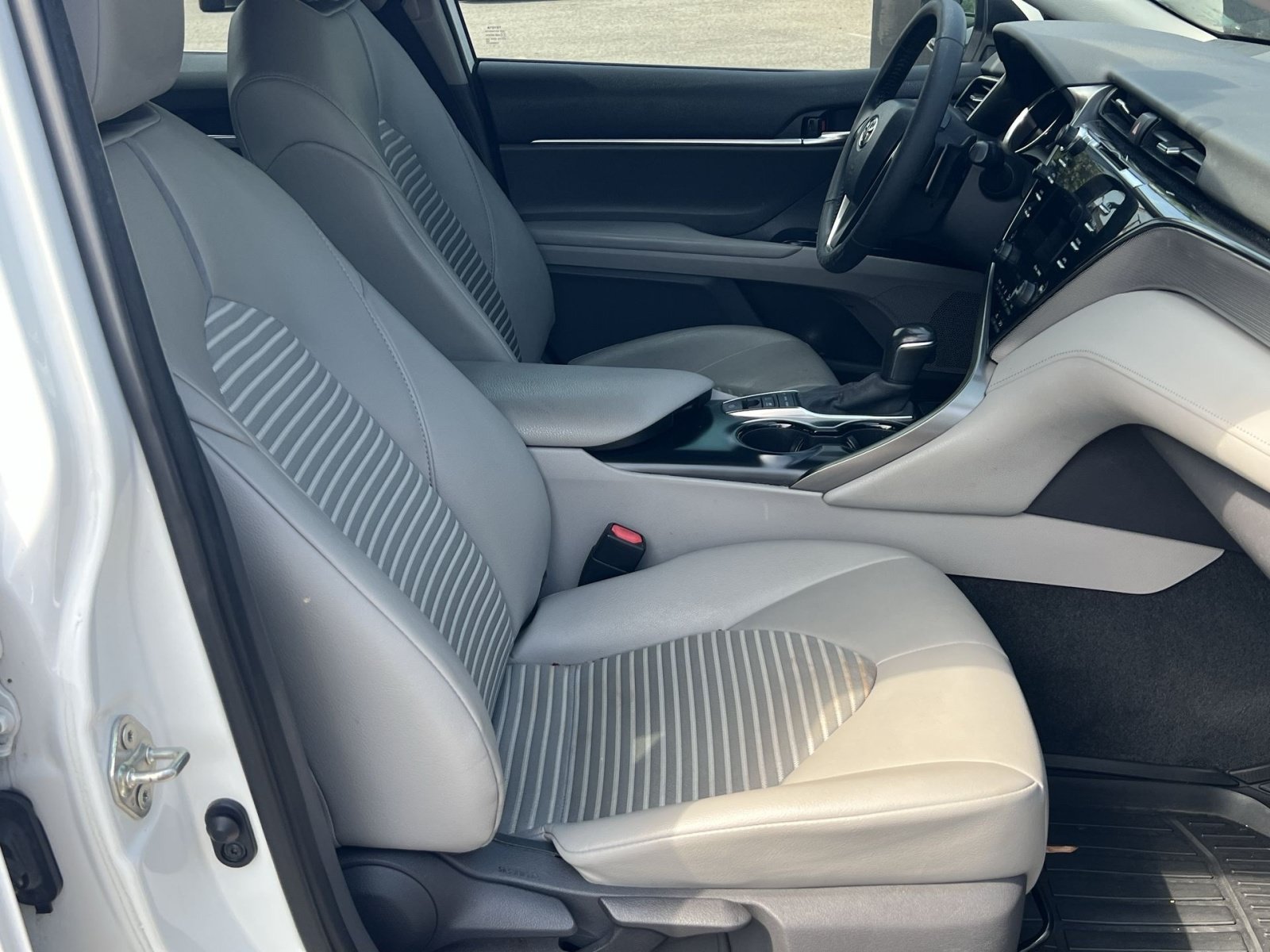 Used 2020 Toyota Camry SE w/ Sunroof Package FWD image 27