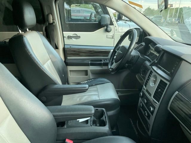 Used 2010 Chrysler Town & Country Touring image 3