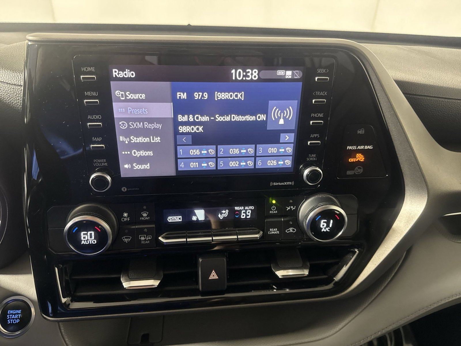 Used 2020 Toyota Highlander L AWD/4WD image 18