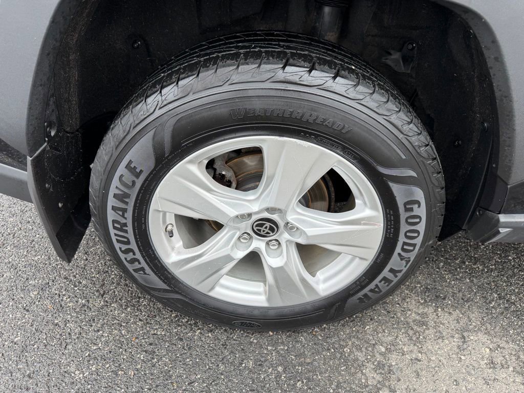 Used 2021 Toyota RAV4 LE image 14