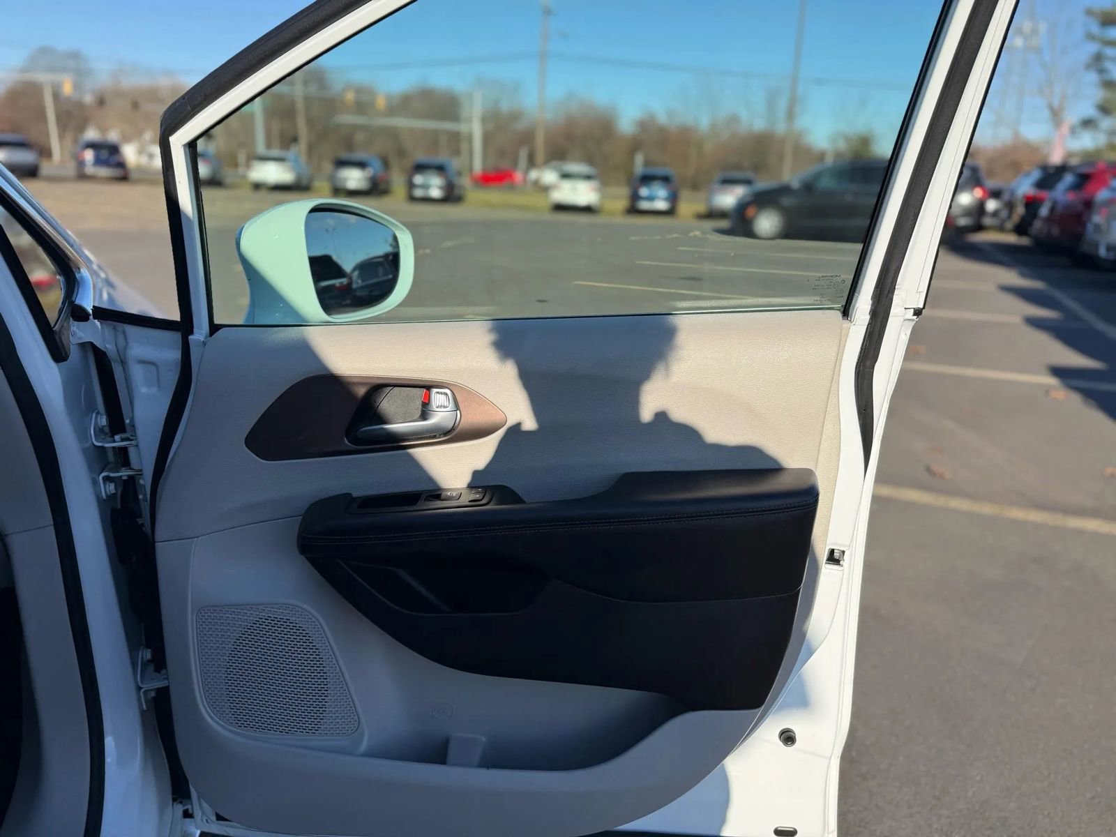 Used 2019 Chrysler Pacifica Touring Plus w/ Advanced Safetytec Group image 21