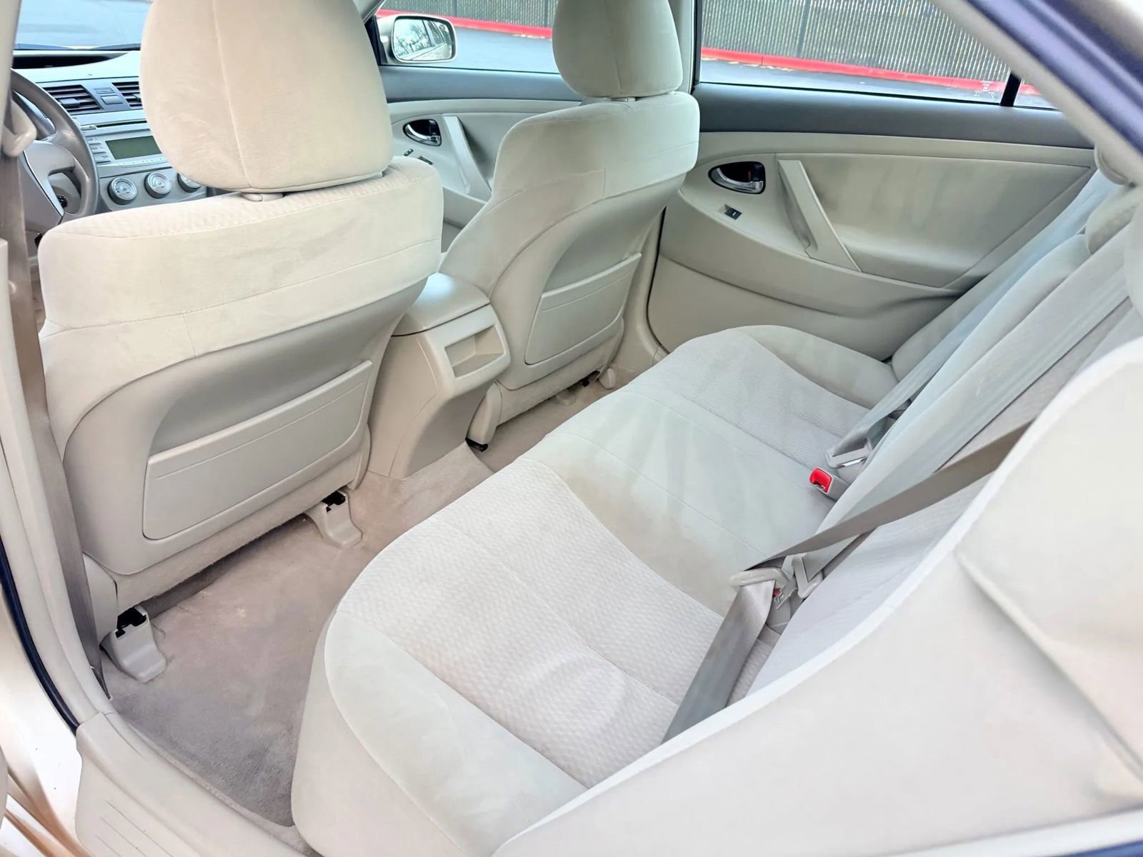 Used 2011 Toyota Camry LE image 10