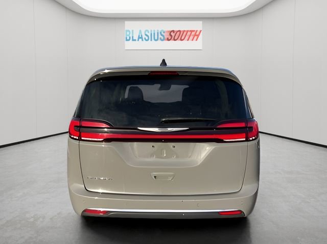 Used 2023 Chrysler Pacifica Touring-L FWD image 4