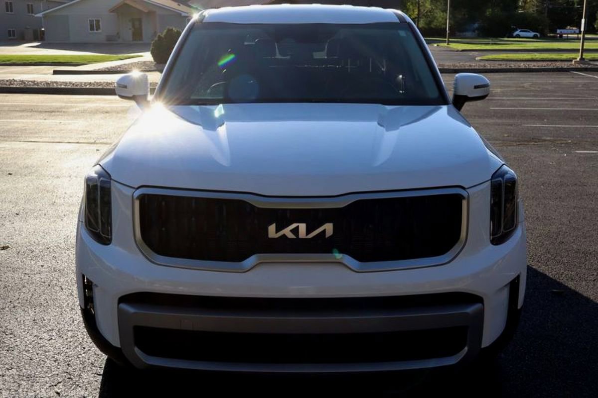 Used 2023 Kia Telluride LX image 12