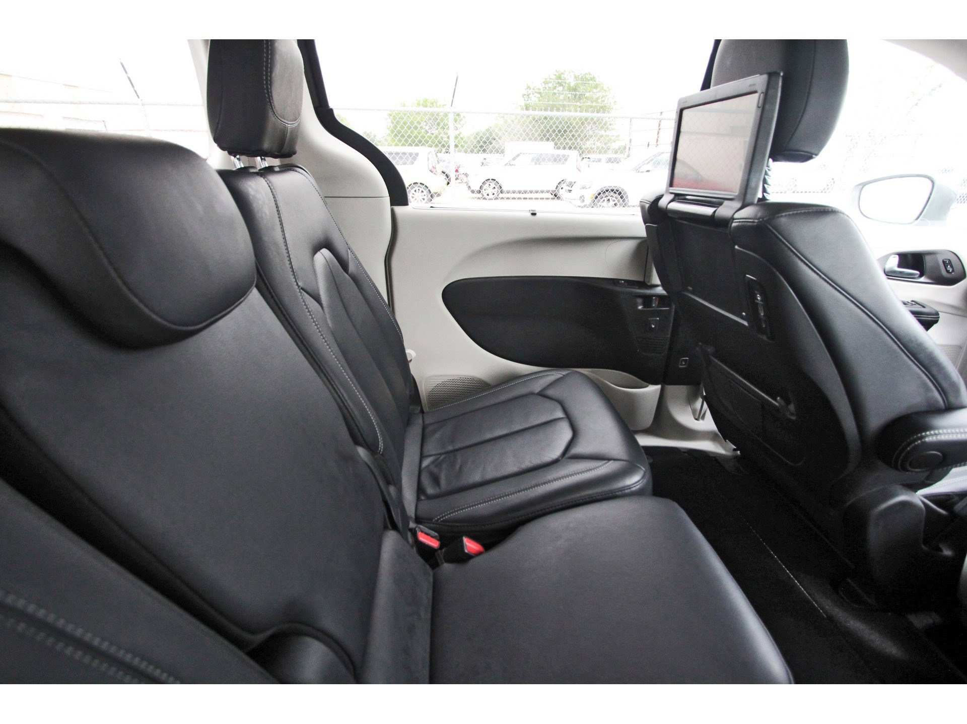 Used 2022 Chrysler Pacifica Touring-L w/ Uconnect Theater Family Group FWD image 13