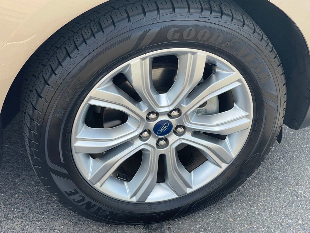 Used 2020 Ford Edge Titanium image 29