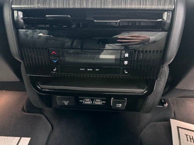 Used 2022 Jeep Wagoneer Series III AWD/4WD image 25