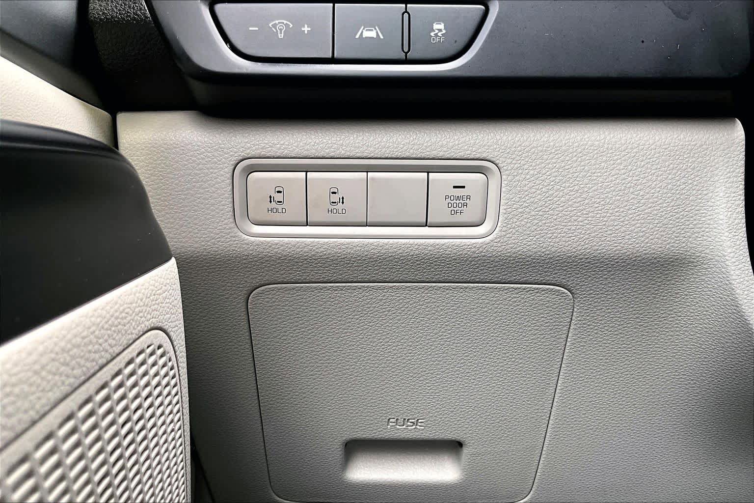 Used 2023 Kia Carnival LX FWD image 33