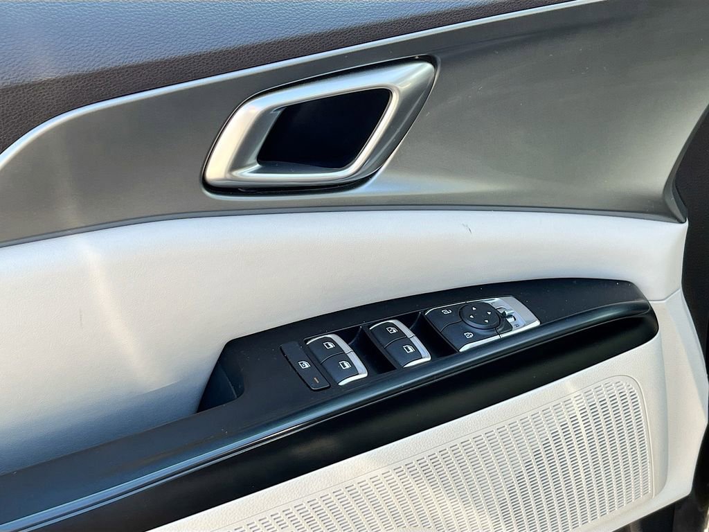 Used 2024 Kia Carnival LX image 16