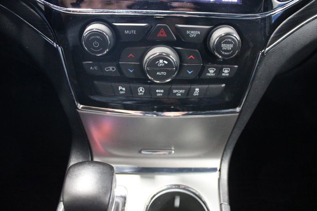 Used 2020 Jeep Grand Cherokee Limited AWD/4WD image 32