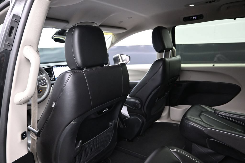 Used 2023 Chrysler Pacifica Touring-L FWD image 24