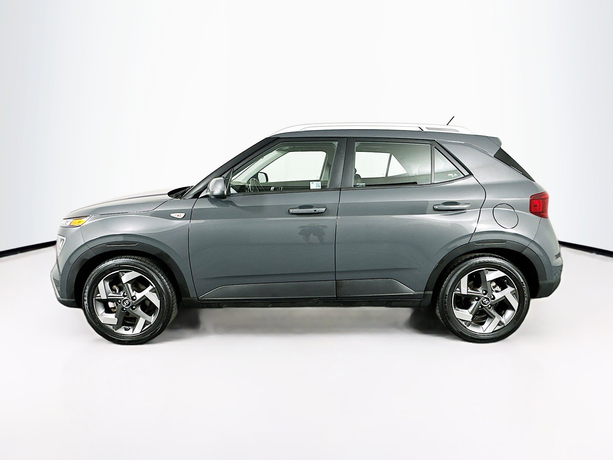 Used 2025 Hyundai Venue SEL FWD image 4