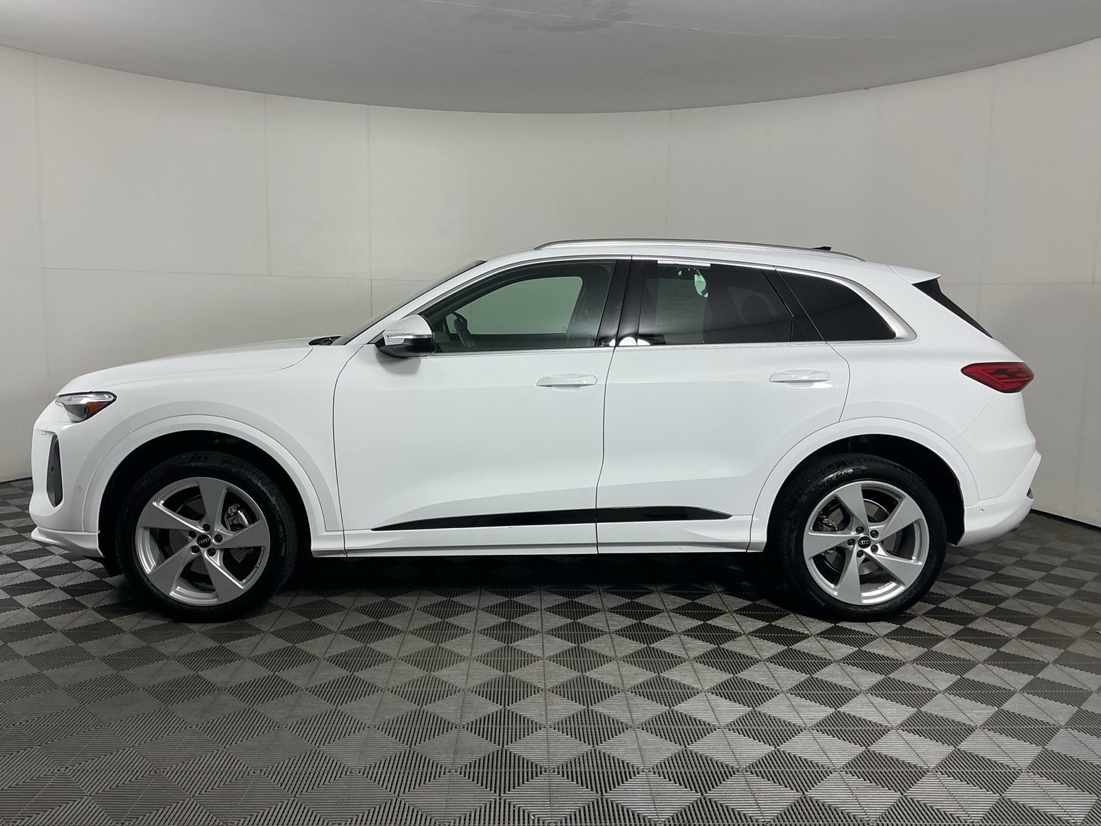 Used 2025 Audi Q5 Premium Plus w/ Premium Plus AWD/4WD image 4