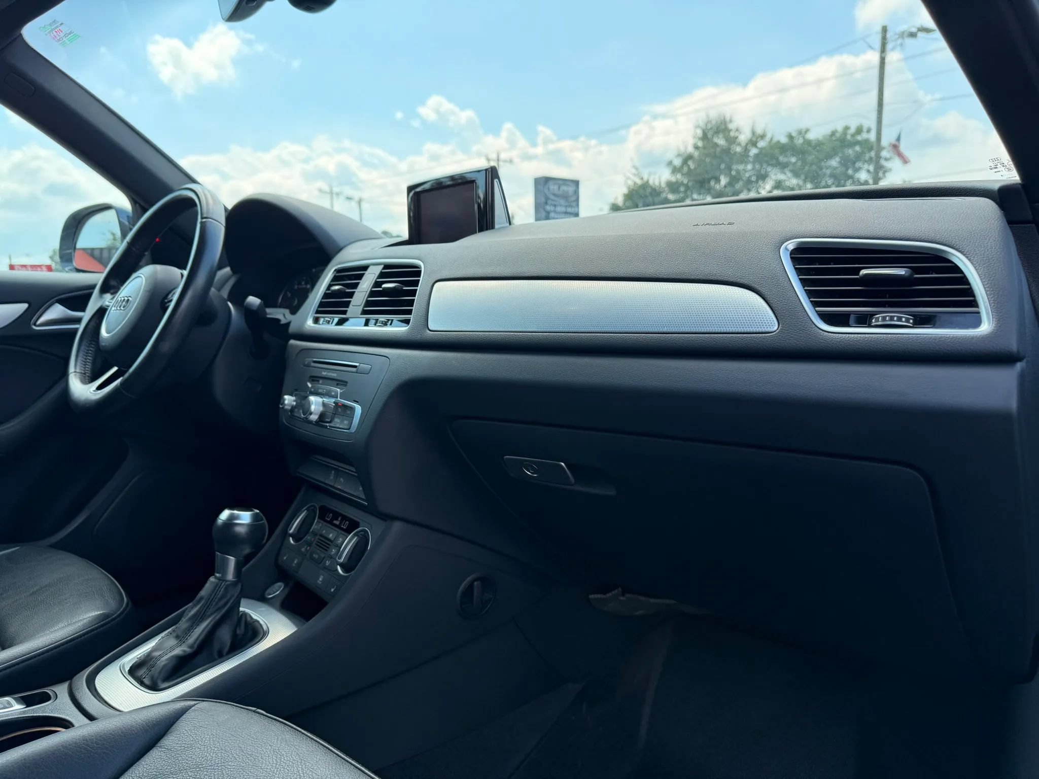 Used 2018 Audi Q3 2.0T Premium Plus w/ Premium Plus Package FWD image 28